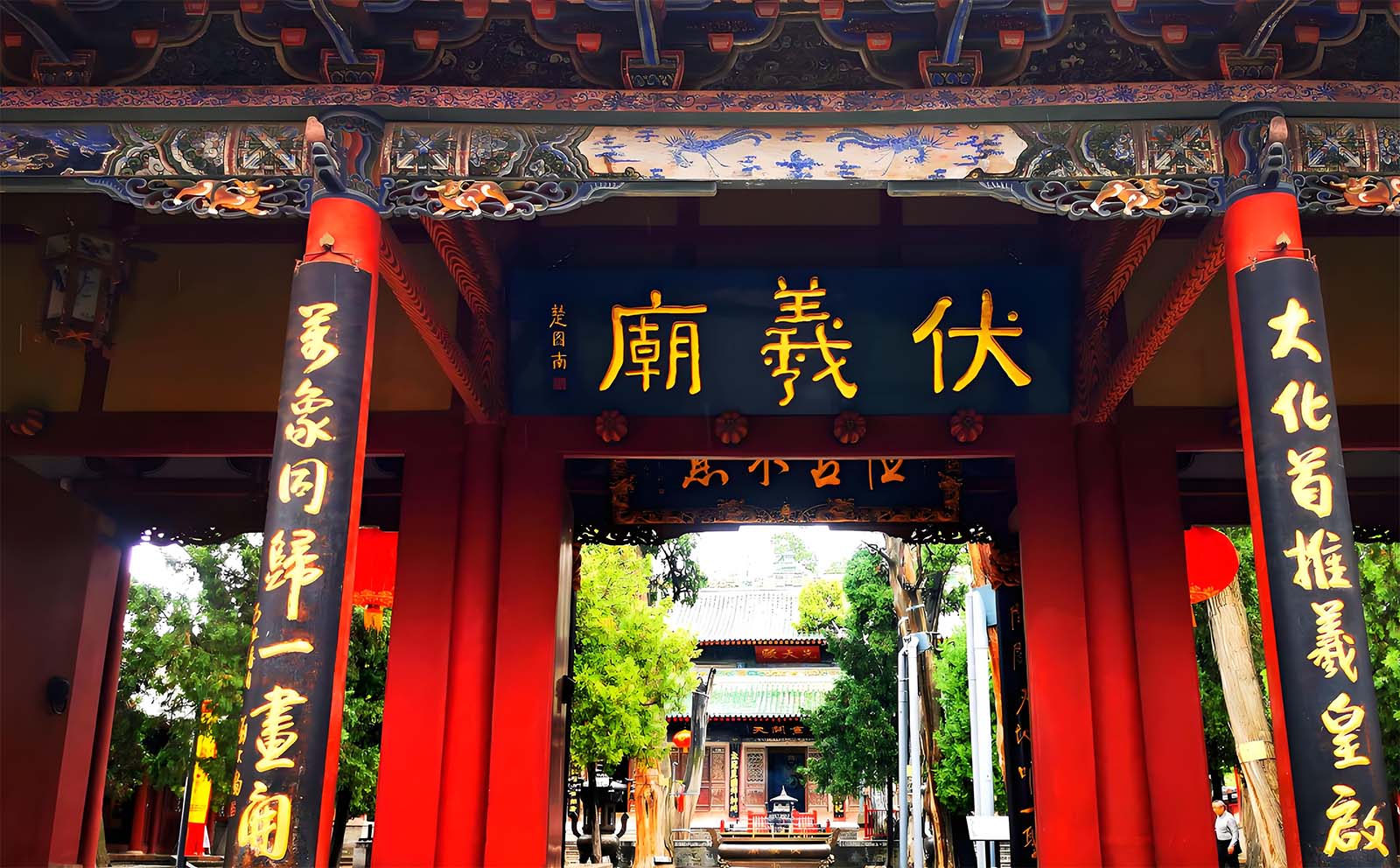 天水红木牌匾定制：寺庙宗祠,园林景观,创意招牌,抱柱对联